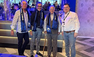 Der 101 Jahre alte SCP-Ehrengast Gustav Flören (2. v. r.) mit (v. l.) seinem Sohn Klaus Flören, Schwiegersohn Fernando Hoffmann und SCP-Geschäftsführer Martin Hornberger. - SC Paderborn 07 Der 101 Jahre alte SCP-Ehrengast Gustav Flören (2. v. r.) mit (v. l.) seinem Sohn Klaus Flören, Schwiegersohn Fernando Hoffmann und SCP-Geschäftsführer Martin Hornberger. - SC Paderborn 07