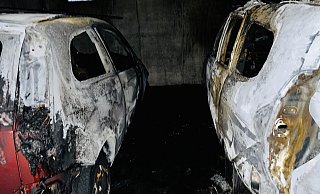 Zwei der Brandautos aus der Tiefgarage an der Osningstraße. - Stefan Becker Zwei der Brandautos aus der Tiefgarage an der Osningstraße. - Stefan Becker