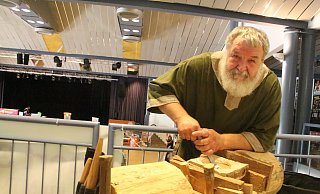 Holzschnitzer Michael Schikyr hat Freude an historischem Handwerk. - Burkhard Battran Holzschnitzer Michael Schikyr hat Freude an historischem Handwerk. - Burkhard Battran