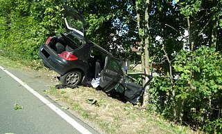 Der Peugeot kam im August 2022 aus zunächst ungeklärter Ursache auf der Niedringhausener Straße in Hüllhorst-Oberbauerschaft von der Straße ab. Dabei zog sich der Fahrer schwere Verletzungen zu. - Polizei Minden-Lübbecke Der Peugeot kam im August 2022 aus zunächst ungeklärter Ursache auf der Niedringhausener Straße in Hüllhorst-Oberbauerschaft von der Straße ab. Dabei zog sich der Fahrer schwere Verletzungen zu. - Polizei Minden-Lübbecke