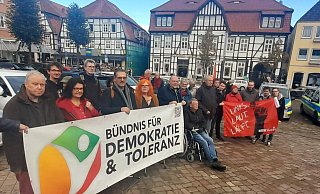 Bei einer Protestaktion auf dem Warburger Neustadt-Marktplatz, Ricardo Blasczcyk (5. v. l.) und Tim Vollert (5. v. r.) mit Transparenten und Plakaten. - Simone Flörke Bei einer Protestaktion auf dem Warburger Neustadt-Marktplatz, Ricardo Blasczcyk (5. v. l.) und Tim Vollert (5. v. r.) mit Transparenten und Plakaten. - Simone Flörke