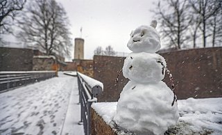 Idyllisch liegt die Sparrenburg im Schnee. - Sarah Jonek Fotografie Idyllisch liegt die Sparrenburg im Schnee. - Sarah Jonek Fotografie