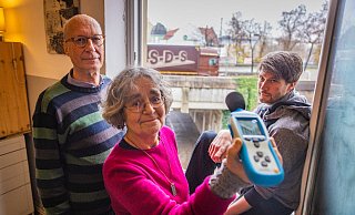 „Bürgerinitiative gegen Lärm am Ostwestfalendamm“ (Sabine Domm) und der VCD Ostwestfalen-Lippe (Bernd Küffner) maßen den Krach des OWDs vor dem Küchenfenster von Manuel Haushold. - Mike-Dennis Müller „Bürgerinitiative gegen Lärm am Ostwestfalendamm“ (Sabine Domm) und der VCD Ostwestfalen-Lippe (Bernd Küffner) maßen den Krach des OWDs vor dem Küchenfenster von Manuel Haushold. - Mike-Dennis Müller
