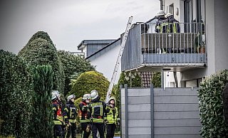 Feuerwehreinsatz nach Grillunfall am Freitagabend in Bielefeld. - Paul Brinkmann Feuerwehreinsatz nach Grillunfall am Freitagabend in Bielefeld. - Paul Brinkmann