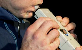 Bei der Polizeikontrolle in Hohenwepel wird beim Fahrer Alkoholeinfluss festgestellt. (Themenbild) - picture-alliance/ dpa/dpaweb Bei der Polizeikontrolle in Hohenwepel wird beim Fahrer Alkoholeinfluss festgestellt. (Themenbild) - picture-alliance/ dpa/dpaweb