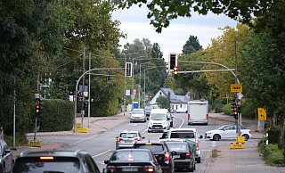 Die Ampel-Zwischenlösung ist am Montag aufgebaut und eingeschaltet worden. Ab sofort dürfen Autos auch wieder links auf die Weserstraße einbiegen. - Ulf Hanke Die Ampel-Zwischenlösung ist am Montag aufgebaut und eingeschaltet worden. Ab sofort dürfen Autos auch wieder links auf die Weserstraße einbiegen. - Ulf Hanke