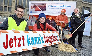 Da gab es viel Optimismus: Zum symbolischen Baustart für die Radstation trafen sich vor einem Dreivierteljahr Bruno Thielemann, Claudia Böhm, Pip Cozens und Michael Schem vom Radentscheid. Jetzt ist die Stimmung gekippt. - Barbara Franke Da gab es viel Optimismus: Zum symbolischen Baustart für die Radstation trafen sich vor einem Dreivierteljahr Bruno Thielemann, Claudia Böhm, Pip Cozens und Michael Schem vom Radentscheid. Jetzt ist die Stimmung gekippt. - Barbara Franke