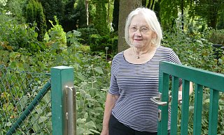 Nach vielen Jahren endlich repariert : Gudrun Brockmann freut sich über ein funktionierendes Tor - Thorsten Mailänder Nach vielen Jahren endlich repariert : Gudrun Brockmann freut sich über ein funktionierendes Tor - Thorsten Mailänder
