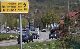 Zwölf Kilometer bis Minden: Die geograhische Entfernung zwischen Kurstadt und Kreisstadt wirkt zuweilen geringer als die politische. - Jörg Stuke Zwölf Kilometer bis Minden: Die geograhische Entfernung zwischen Kurstadt und Kreisstadt wirkt zuweilen geringer als die politische. - Jörg Stuke