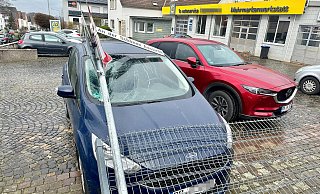 Beim Ausparken vom Volksbank-Parkplatz an der Schönen Aussicht prallte ein 88-jähriger Autofahrer stumpf rückäwrts gegen die Mauer eines Auto-Servicebetriebs. - © 2024 Ralph Meyer. Alle Inhalte urheberrechtlich geschützt. Beim Ausparken vom Volksbank-Parkplatz an der Schönen Aussicht prallte ein 88-jähriger Autofahrer stumpf rückäwrts gegen die Mauer eines Auto-Servicebetriebs. - © 2024 Ralph Meyer. Alle Inhalte urheberrechtlich geschützt.