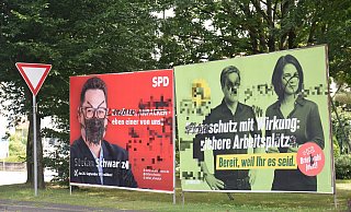 Archivbild: Zwei beschädigte Großplakate, die während des Bundestagswahlkampfes 2021 beschmiert wurden. Die Hasskommentare sind gepixelt. - Mareike Patock Archivbild: Zwei beschädigte Großplakate, die während des Bundestagswahlkampfes 2021 beschmiert wurden. Die Hasskommentare sind gepixelt. - Mareike Patock