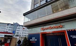 Sportscheck hat Insolvenz angemeldet: "Wir bauen um" steht da - und innen ist alles hellbeleuchtet und wird gemalert. - Kurt Ehmke Sportscheck hat Insolvenz angemeldet: "Wir bauen um" steht da - und innen ist alles hellbeleuchtet und wird gemalert. - Kurt Ehmke