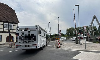 Breit, breiter: Viele Fahrzeuge, die den Weg über die Brücke nehmen, dürften sie eigentlich nicht passieren. - Ralf T. Mischer Breit, breiter: Viele Fahrzeuge, die den Weg über die Brücke nehmen, dürften sie eigentlich nicht passieren. - Ralf T. Mischer