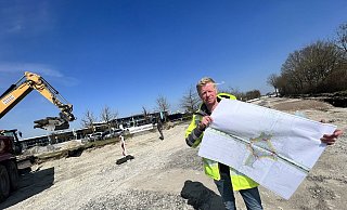 Frank Albers von Straßenbauamt des Kreises Paderborn steht auf dem Alten Hellweg vor dem Airport-Terminal. Hier ensteht ein neuer Kreisverkehr. - Jens Reddeker Frank Albers von Straßenbauamt des Kreises Paderborn steht auf dem Alten Hellweg vor dem Airport-Terminal. Hier ensteht ein neuer Kreisverkehr. - Jens Reddeker