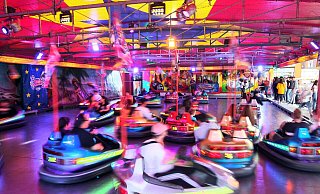 Zu den Klassikern, die auf keiner Kirmes fehlen dürfen, gehört unbestritten der Auto Scooter. Mit normalen Autos wird das Durchkommen aufgrund der Kirmes allerdings schwieriger als gewohnt. - Frank-Michael Kiel-Steinkamp Zu den Klassikern, die auf keiner Kirmes fehlen dürfen, gehört unbestritten der Auto Scooter. Mit normalen Autos wird das Durchkommen aufgrund der Kirmes allerdings schwieriger als gewohnt. - Frank-Michael Kiel-Steinkamp