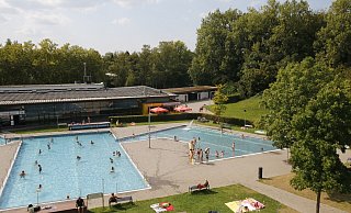 Das Freibad im Rolandsbad schließt am 31. August seine Türen - trotz weiterhin sommerlicher Temperaturen. Am vorletzten Öffnungstag ist es verhältnismäßig ruhig. - Henrike Buschmann Das Freibad im Rolandsbad schließt am 31. August seine Türen - trotz weiterhin sommerlicher Temperaturen. Am vorletzten Öffnungstag ist es verhältnismäßig ruhig. - Henrike Buschmann