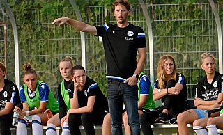 Sind vorerst auf Distanz gegangen: Trainer Tom Rerucha und die DSC-Spielerinnen. - Thomas F. Starke Sind vorerst auf Distanz gegangen: Trainer Tom Rerucha und die DSC-Spielerinnen. - Thomas F. Starke