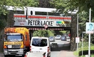 Vor allem der Schwerlastverkehr ist eine hohe Belastung für die Anwohner der B239 in Schweicheln. - Frank-Michael Kiel-Steinkamp Vor allem der Schwerlastverkehr ist eine hohe Belastung für die Anwohner der B239 in Schweicheln. - Frank-Michael Kiel-Steinkamp