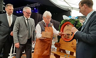 Brauerei-Chefs Franz-Axel und Michael Kohlschein (v. l.), Elmar Brok und Bürgermeister Tobias Scherf. - Dieter Scholz Brauerei-Chefs Franz-Axel und Michael Kohlschein (v. l.), Elmar Brok und Bürgermeister Tobias Scherf. - Dieter Scholz