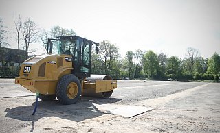 Noch sieht es auf dem alten Rotgrandplatz am Mittelbach nicht nach Rasen aus. Schon bald aber soll Gras über die Baustelle gewachsen sein. Verein, Rasenexperte und Baufirma jedenfalls sind optimistisch. - Felix Eisele Noch sieht es auf dem alten Rotgrandplatz am Mittelbach nicht nach Rasen aus. Schon bald aber soll Gras über die Baustelle gewachsen sein. Verein, Rasenexperte und Baufirma jedenfalls sind optimistisch. - Felix Eisele