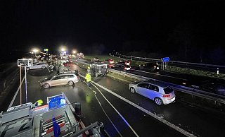 Insgesamt 25 Menschen waren in 14 Fahrezeugen an der Massenkarambolage beteiligt - darunter auch eine Fraus aus dem Kreis Minden-Lübbecke. Sie starb an der Unfallstelle. - Freiwillige Feuerwehr Heiden Insgesamt 25 Menschen waren in 14 Fahrezeugen an der Massenkarambolage beteiligt - darunter auch eine Fraus aus dem Kreis Minden-Lübbecke. Sie starb an der Unfallstelle. - Freiwillige Feuerwehr Heiden