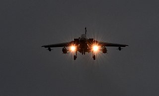 Ein Kampfflugzeug vom Typ "Tornado" des Taktischen Luftwaffengeschwaders der Luftwaffe setzt zur Landung an. In den vergangenen Tagen donnerten einige von ihnen über Bielefeld hinweg. - picture alliance / dpa Ein Kampfflugzeug vom Typ "Tornado" des Taktischen Luftwaffengeschwaders der Luftwaffe setzt zur Landung an. In den vergangenen Tagen donnerten einige von ihnen über Bielefeld hinweg. - picture alliance / dpa