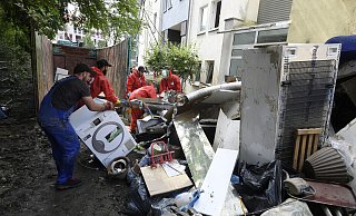 Schulter an Schulter schaffen Helfer und Opfer der Flutkatastrophe in Opladen Schutt von den Straßen. Aufgrund des engen Kontakts beim Wiederaufbau und in Notunterkünften besteht die Sorge, dass sich nun das Coronavirus ausbreitet. - picture alliance Schulter an Schulter schaffen Helfer und Opfer der Flutkatastrophe in Opladen Schutt von den Straßen. Aufgrund des engen Kontakts beim Wiederaufbau und in Notunterkünften besteht die Sorge, dass sich nun das Coronavirus ausbreitet. - picture alliance