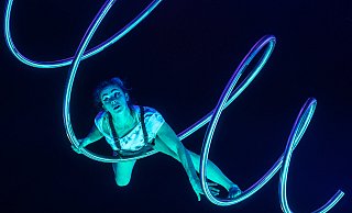 Tsaja Dobravec beweist an einer großen Metallspirale ihre Körperbeherrschung. Damit trat sie bereits im slowenischen Fernsehen auf. - Mike-Dennis Müller Tsaja Dobravec beweist an einer großen Metallspirale ihre Körperbeherrschung. Damit trat sie bereits im slowenischen Fernsehen auf. - Mike-Dennis Müller