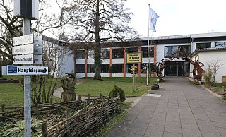 Der Eingang zum Gymnasium St. Kaspar in Neuenheerse. - Simone Flörke Der Eingang zum Gymnasium St. Kaspar in Neuenheerse. - Simone Flörke