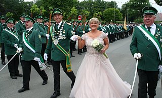 Das Königspaar Jürgen und Margit Dahl bilden den Glanzpunkt. Beim Festzug werden sie von sieben Hofdamen, den Kindern Mia und Stacy sowie den Königsadjutanten Hans-Georg Backhaus und Anton Kamp begleitet. - Johannes Büttner Das Königspaar Jürgen und Margit Dahl bilden den Glanzpunkt. Beim Festzug werden sie von sieben Hofdamen, den Kindern Mia und Stacy sowie den Königsadjutanten Hans-Georg Backhaus und Anton Kamp begleitet. - Johannes Büttner