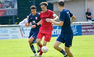 U19-Kapitän Elias Morgenroth (Mitte) und der VfL Theesen mussten im ersten Saisonspiel gegen RW Ahlen ein 1:5 hinnehmen. - Andreas Zobe U19-Kapitän Elias Morgenroth (Mitte) und der VfL Theesen mussten im ersten Saisonspiel gegen RW Ahlen ein 1:5 hinnehmen. - Andreas Zobe