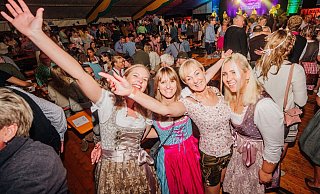 Auf die Bänke, fertig, los. Die Party mit den Almbanditen ist ein schönes Pollhans-Trostpflaster. - Besim Mazhiqi Auf die Bänke, fertig, los. Die Party mit den Almbanditen ist ein schönes Pollhans-Trostpflaster. - Besim Mazhiqi