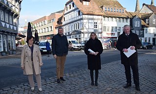 Bei einem Rundgang durch Höxter lässt sich Regierungspräsidentin Judith Pirscher den Fortschritt der Sanierungsarbeiten in der Fußgängerzone zeigen. - Stadt Höxter Bei einem Rundgang durch Höxter lässt sich Regierungspräsidentin Judith Pirscher den Fortschritt der Sanierungsarbeiten in der Fußgängerzone zeigen. - Stadt Höxter