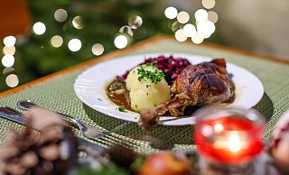 Problemlos verfügbar ist die Weihnachtsgans wieder. Allerdings können viele Gastronomen sie aufgrund vieler Widrigkeiten nur teurer anbieten als im Vorjahr. - (c) dpa-Zentralbild Problemlos verfügbar ist die Weihnachtsgans wieder. Allerdings können viele Gastronomen sie aufgrund vieler Widrigkeiten nur teurer anbieten als im Vorjahr. - (c) dpa-Zentralbild