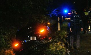 Ein 23-jähriger Fahrer wurde in seinem Mercedes durch die Wucht des Aufpralls in den Straßengraben geschleudert. - Paul Brinkmann Ein 23-jähriger Fahrer wurde in seinem Mercedes durch die Wucht des Aufpralls in den Straßengraben geschleudert. - Paul Brinkmann