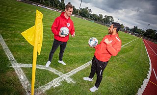 Fichtes Trainer Philipp Willmann und sein Theesener Gegenüber Engin Acar (r.) haben sich schon mal vorab zum Rededuell auf der Rußheide getroffen. - Mike-Dennis Müller / www.mdm.photo Fichtes Trainer Philipp Willmann und sein Theesener Gegenüber Engin Acar (r.) haben sich schon mal vorab zum Rededuell auf der Rußheide getroffen. - Mike-Dennis Müller / www.mdm.photo