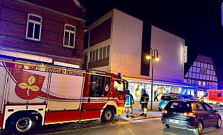 Bei einem Feuer in dem Wohn- und Geschäftshaus an der Langen Straße in Salzkotten ist eine Person durch den Rettungsdienst behandelt worden. - Ralph Meyer Bei einem Feuer in dem Wohn- und Geschäftshaus an der Langen Straße in Salzkotten ist eine Person durch den Rettungsdienst behandelt worden. - Ralph Meyer