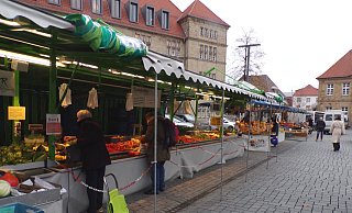 Die Marktbeschicker hätten ihr Ausweichquartier auf dem unteren Teil des Parkplatzes am Dom gerne etwas größer. - Stadt Paderborn Die Marktbeschicker hätten ihr Ausweichquartier auf dem unteren Teil des Parkplatzes am Dom gerne etwas größer. - Stadt Paderborn