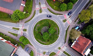 Damit es auch im Sinne der Bünder Bürger im Straßenverkehr rund läuft, startete die Stadt vor fast einem Jahr eine Online-Umfrage, in der fast 800 Beiträge gesammelt wurden. Archivfoto: Gerald Dunkel - Gerald Dunkel Damit es auch im Sinne der Bünder Bürger im Straßenverkehr rund läuft, startete die Stadt vor fast einem Jahr eine Online-Umfrage, in der fast 800 Beiträge gesammelt wurden. Archivfoto: Gerald Dunkel - Gerald Dunkel