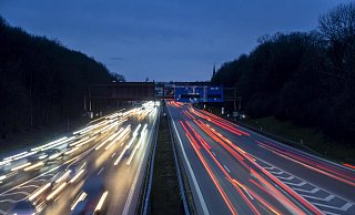 Ein 23-jähriger Langenberger liefert sich eine Verfolgungsfahrt mit der Polizei. - picture alliance / Westend61 Ein 23-jähriger Langenberger liefert sich eine Verfolgungsfahrt mit der Polizei. - picture alliance / Westend61