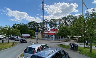 Auf dem Parkplatz vor der Autobahnraststätte Gütersloh-Süd herrscht reger Betrieb - auch nachts. Das hat jedoch die unbekannten Täter nicht gestört, die in der Nacht zu Freitag in das Gebäude einstiegen. - Christian Bröder Auf dem Parkplatz vor der Autobahnraststätte Gütersloh-Süd herrscht reger Betrieb - auch nachts. Das hat jedoch die unbekannten Täter nicht gestört, die in der Nacht zu Freitag in das Gebäude einstiegen. - Christian Bröder