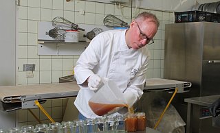 Mitarbeiter Klaus Giers kümmert sich um die Brotaufstriche. - LGS 2023 Höxter Mitarbeiter Klaus Giers kümmert sich um die Brotaufstriche. - LGS 2023 Höxter
