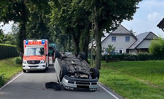 Nach der Kollision mit einem Baum überschlug sich der Golf auf Tielger Allee in Oppenwehe. - Polizei Minden-Lübbecke Nach der Kollision mit einem Baum überschlug sich der Golf auf Tielger Allee in Oppenwehe. - Polizei Minden-Lübbecke