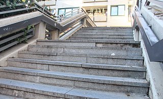 Wenn die Gartenschau endet, soll die beiden Treppen zwischen dem oberen Marktplatz und dem unteren Schalker Markt kurzfristig in Ordnung gebracht werden. - Burkhard Battran Wenn die Gartenschau endet, soll die beiden Treppen zwischen dem oberen Marktplatz und dem unteren Schalker Markt kurzfristig in Ordnung gebracht werden. - Burkhard Battran