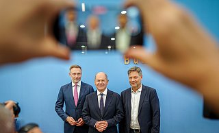 Bundeskanzler Olaf Scholz (SPD, m), Wirtschaftsminister Robert Habeck (Bündnis 90/Die Grünen, r), und Finanzminister Christian Lindner (FDP) nennen Details zum Haushaltsplan 2025. - Kay Nietfeld/dpa Bundeskanzler Olaf Scholz (SPD, m), Wirtschaftsminister Robert Habeck (Bündnis 90/Die Grünen, r), und Finanzminister Christian Lindner (FDP) nennen Details zum Haushaltsplan 2025. - Kay Nietfeld/dpa