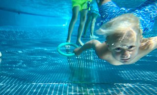 In den Freibädern schwimmen, springen, planschen oder tauchen macht nicht nur Kindern und Jugendlichen Spaß. Neben den zwei Freibädern in der Stadt gibt es noch insgesamt sieben Freibäder in den Kreiskommunen – und die haben teilweise auch im September noch geöffnet. - Yvonne Gottschlich In den Freibädern schwimmen, springen, planschen oder tauchen macht nicht nur Kindern und Jugendlichen Spaß. Neben den zwei Freibädern in der Stadt gibt es noch insgesamt sieben Freibäder in den Kreiskommunen – und die haben teilweise auch im September noch geöffnet. - Yvonne Gottschlich