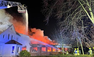 Als die Feuerwehr am Einsatzort eintraf, stand die Tischlerei bereits im Vollbrand. - Feuerwehr Bad Oeynhausen Als die Feuerwehr am Einsatzort eintraf, stand die Tischlerei bereits im Vollbrand. - Feuerwehr Bad Oeynhausen