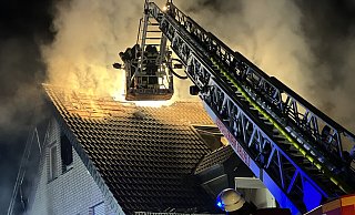 Die Feuerwehrkräfte löschen derzeit immer noch den Brand. - Paul Brinkmann Die Feuerwehrkräfte löschen derzeit immer noch den Brand. - Paul Brinkmann