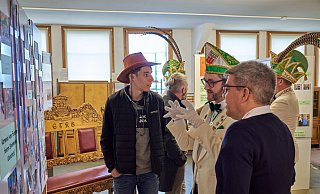 So mancher findet sich selbst in der Ausstellung wieder und weiß Anekdoten zu berichten, wie Frederik Bräkling vom StKG-Archivteam. - Marc Schriegel/StKG So mancher findet sich selbst in der Ausstellung wieder und weiß Anekdoten zu berichten, wie Frederik Bräkling vom StKG-Archivteam. - Marc Schriegel/StKG