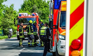 Polizei und Rettungskräfte waren vor Ort. Die zwei verletzten Motorradfahrer wurden in Bielefelder Krankenhäuser gebracht. - Paul Brinkmann Polizei und Rettungskräfte waren vor Ort. Die zwei verletzten Motorradfahrer wurden in Bielefelder Krankenhäuser gebracht. - Paul Brinkmann